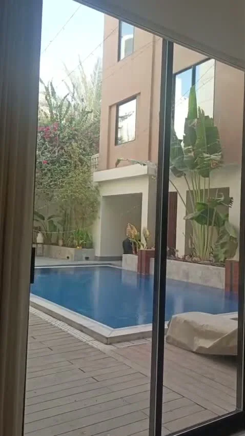 تظليل نوافذ المنازل بالرياض: الزجاج الكبير وإطلالة الحديقة — صورة 2