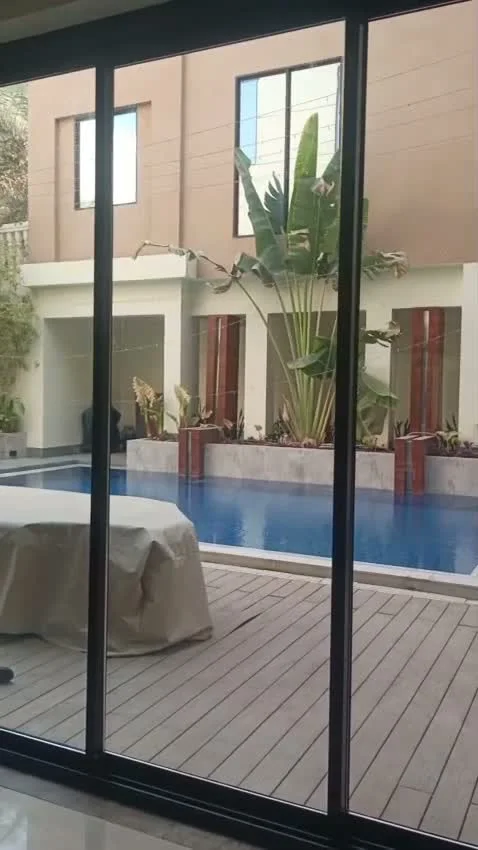 تظليل نوافذ المنازل بالرياض: الزجاج الكبير وإطلالة الحديقة — صورة 3