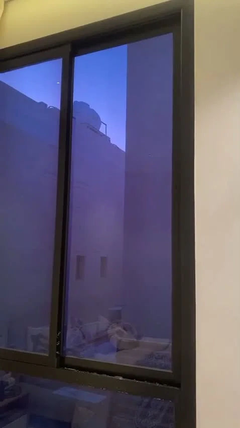 تظليل نوافذ المنازل بالرياض: الزجاج الكبير وإطلالة الحديقة — صورة 4